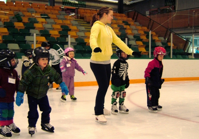 Figure skating club expands learn to skate with introduction of Tiny Tots program