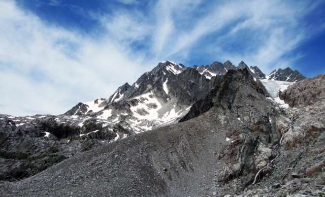 Two mountain climbers fall on Mt Rogers, one deceased