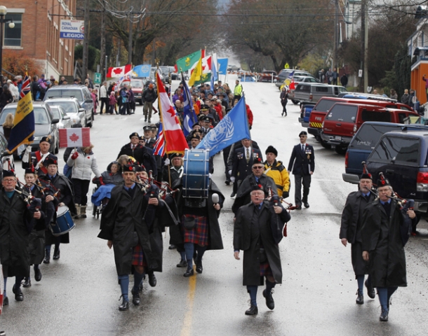 Hundreds of Nelsonites flock to Cenotaph to honour Remembrance Day veterans