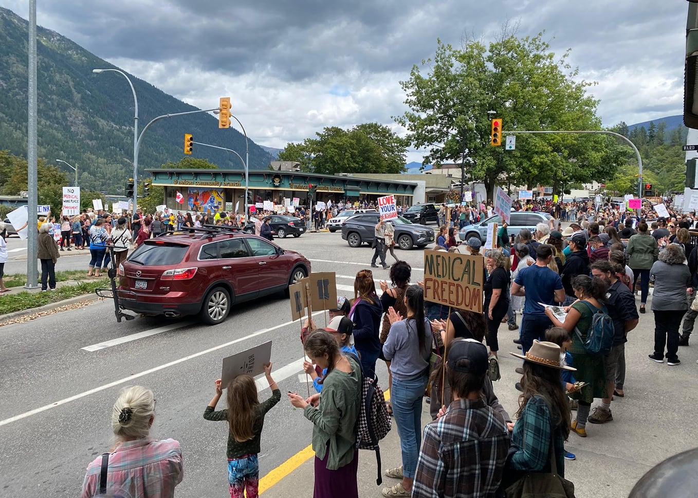 Opposition to mandatory vaccination rally draws huge crowd in Nelson
